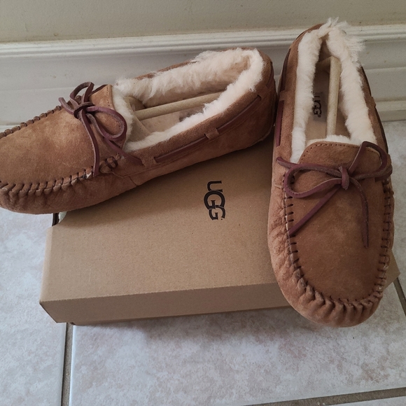 UGG Women's Dakota Brown Moccasins 7 - Picture 4 of 8